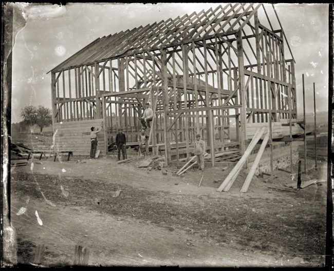 Men-Constructing-Barn